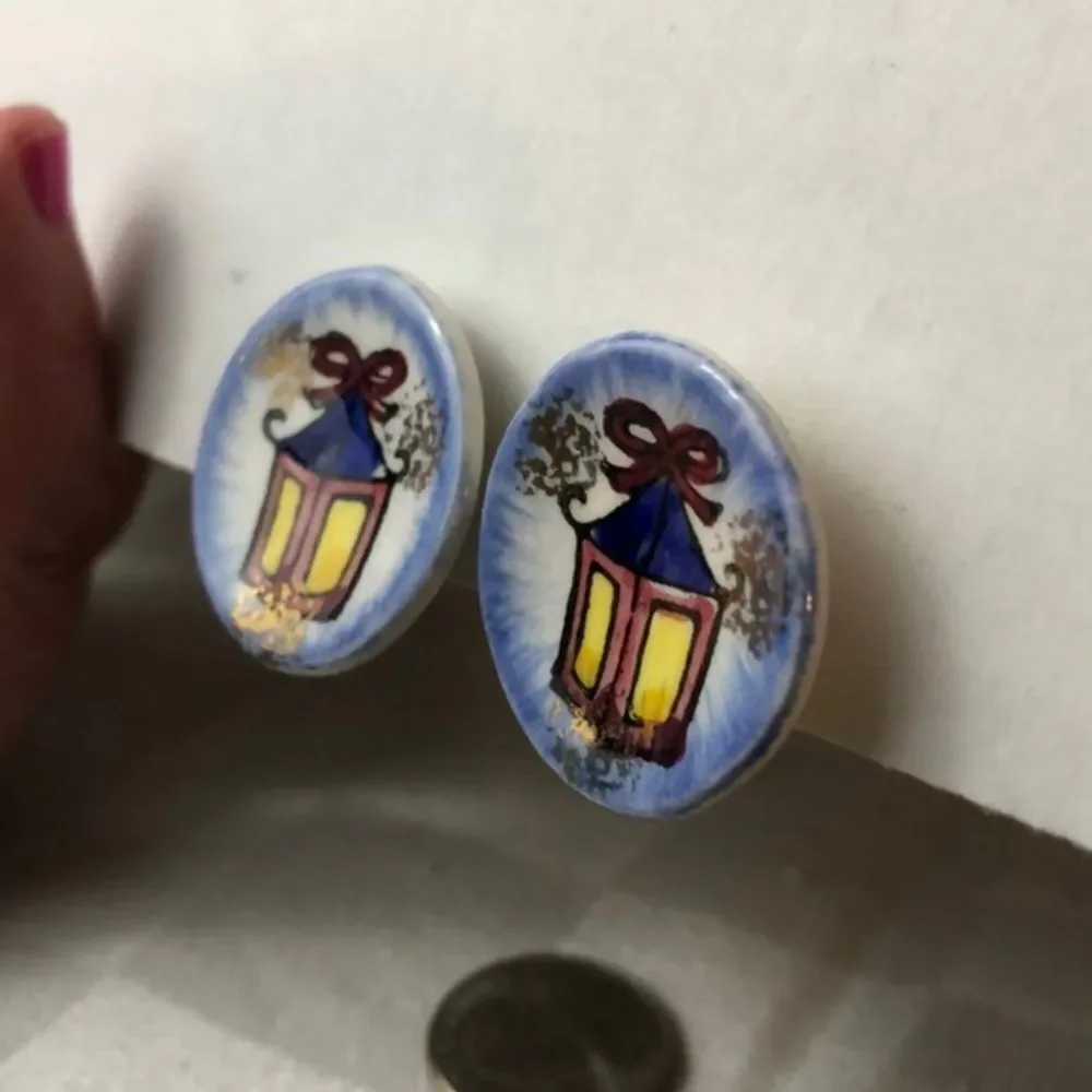 1950’s ceramic tiny art clip earring.